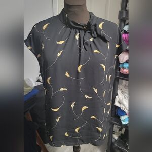 Large RW& Co. Sleeveless Blouse With Tie At Neck